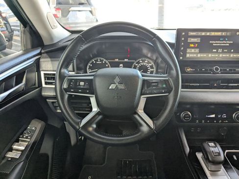 Used 2025 Mitsubishi Outlander SE image 16