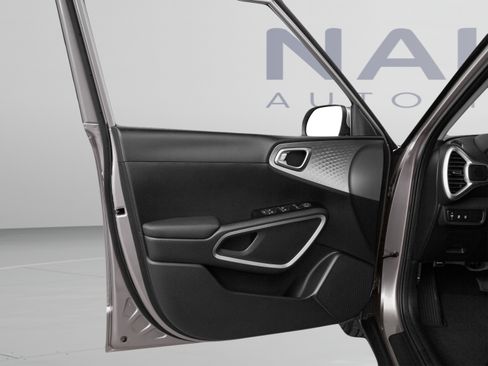 Used 2025 Kia Soul LX w/ LX Technology Package FWD image 12