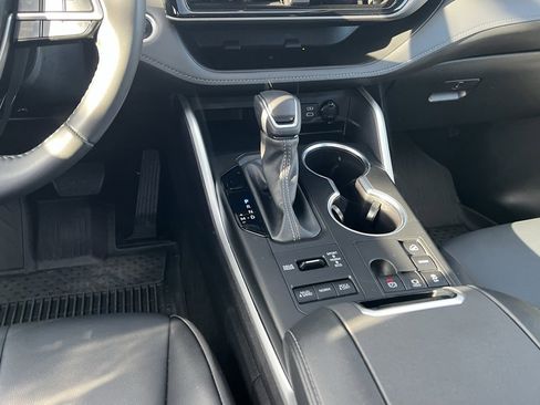 Certified 2024 Toyota Highlander XLE image 19