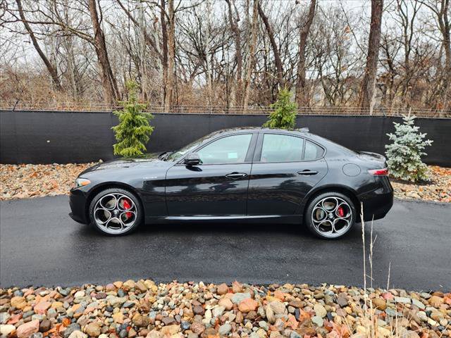 Used 2024 Alfa Romeo Giulia Veloce AWD/4WD image 2