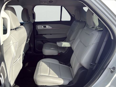 Used 2026 Ford Explorer Active AWD/4WD image 9