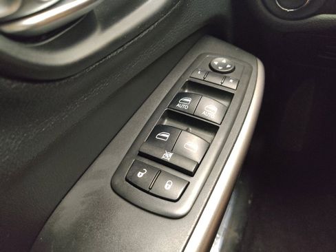 Used 2019 Jeep Cherokee Limited FWD image 27
