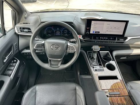 Used 2025 Toyota Sienna Limited FWD image 12