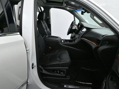 Used 2017 Cadillac Escalade ESV Luxury image 37