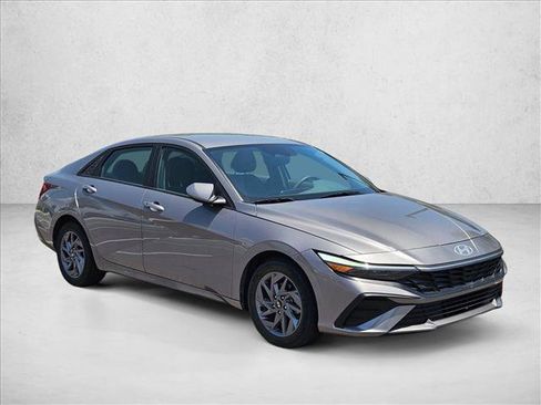 Used 2024 Hyundai Elantra SEL FWD image 3
