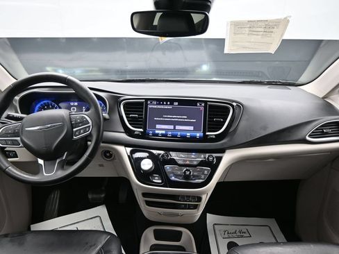 Used 2022 Chrysler Pacifica Touring-L FWD image 12