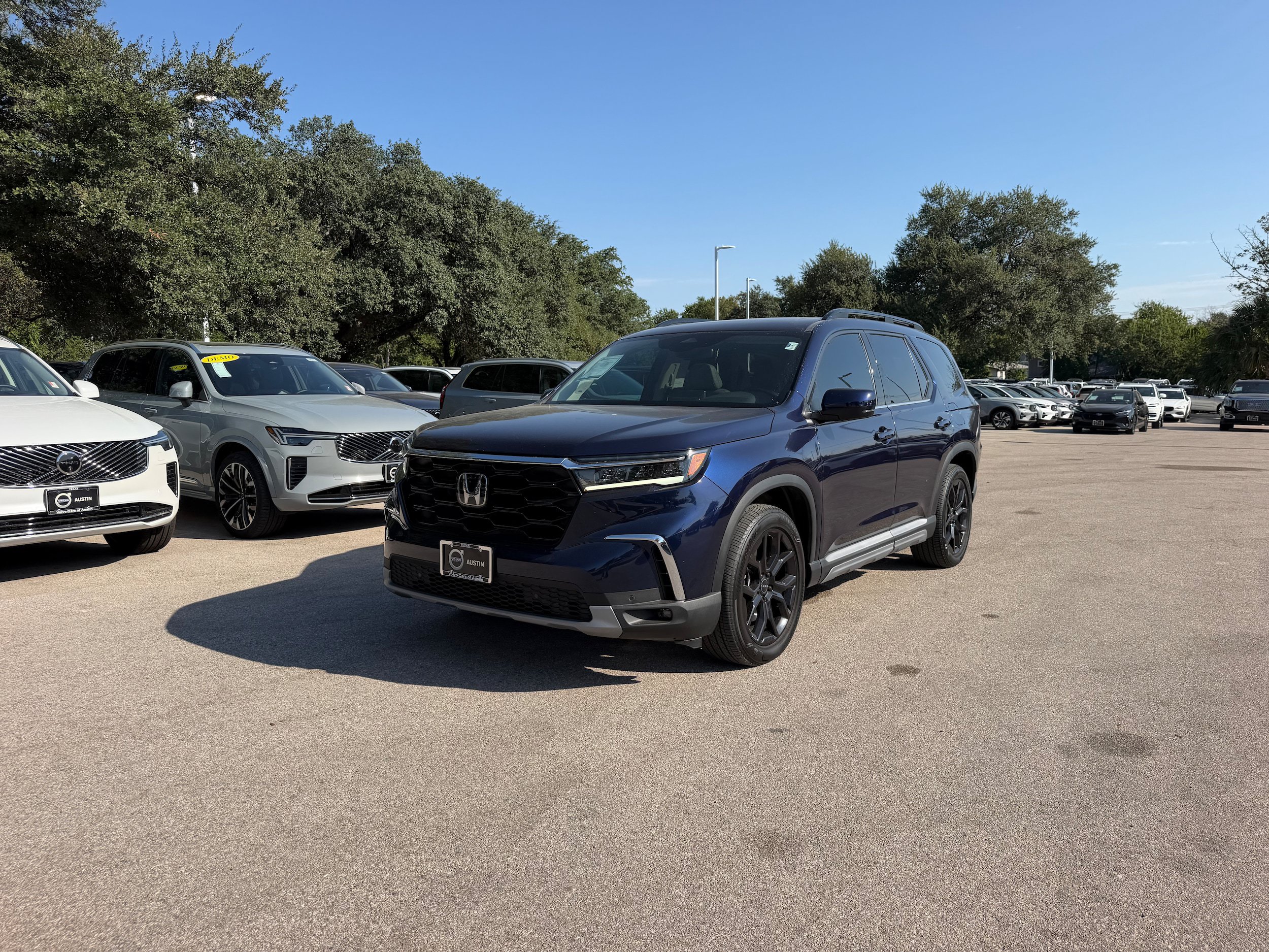 Used 2025 Honda Pilot Touring image 2