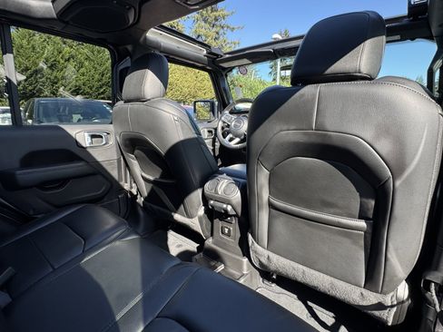 Used 2022 Jeep Wrangler Unlimited Sahara image 13
