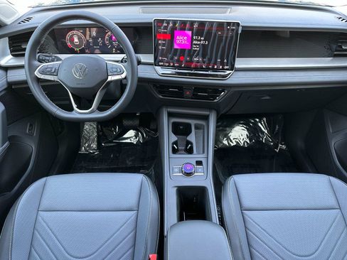 New 2026 Volkswagen Tiguan SE FWD image 12