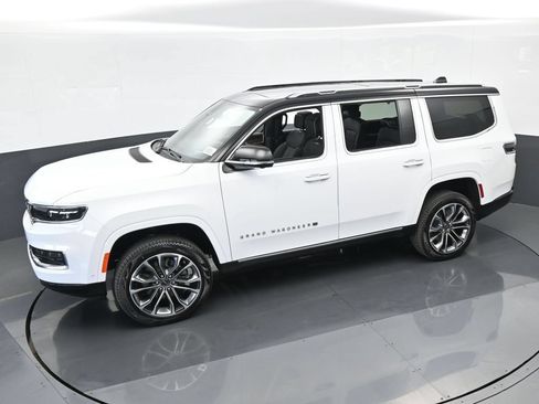 Used 2024 Jeep Grand Wagoneer Series III AWD/4WD image 42
