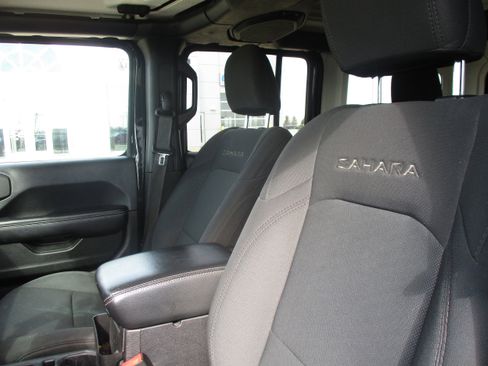 Used 2018 Jeep Wrangler Unlimited Sahara image 13