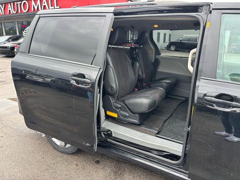 Used 2011 Toyota Sienna SE w/ Preferred Pkg FWD image 11