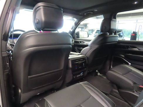 Certified 2024 Jeep Wagoneer Series II AWD/4WD image 26