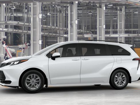 New 2025 Toyota Sienna LE image 3