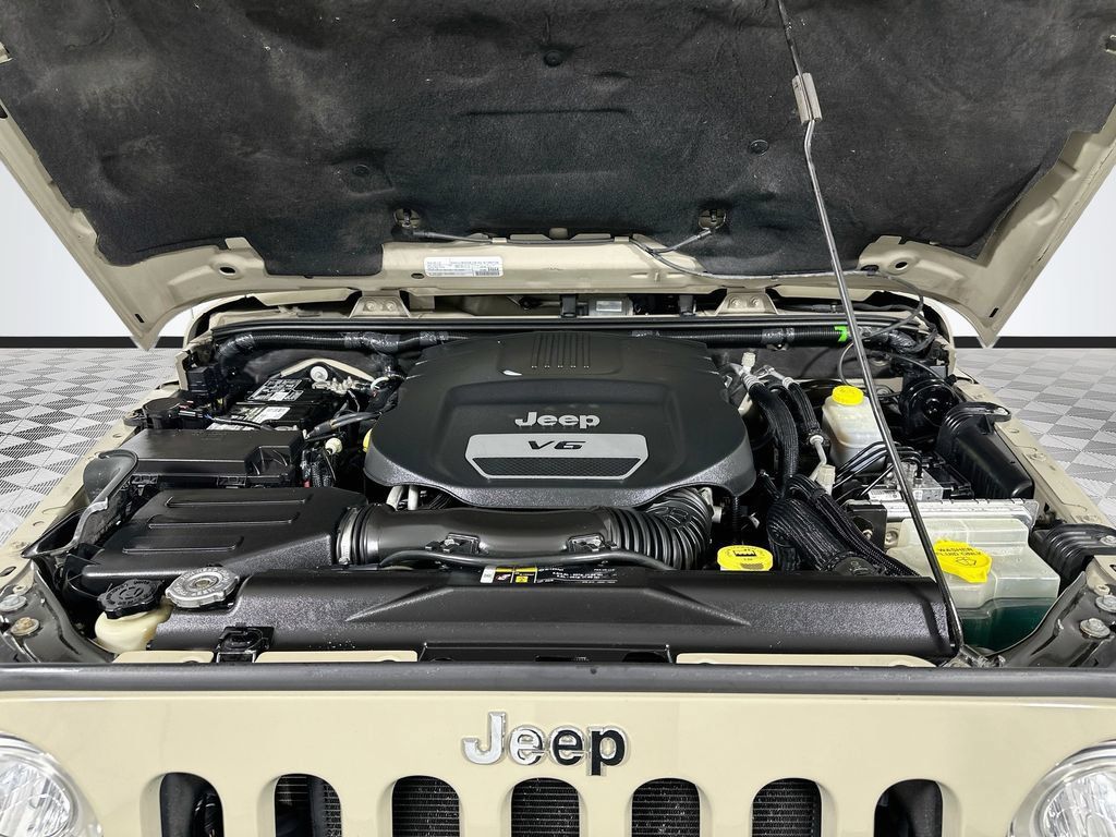 Used 2017 Jeep Wrangler Unlimited Rubicon w/ Connectivity Group AWD/4WD image 29
