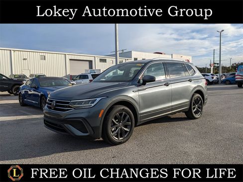 Used 2022 Volkswagen Tiguan SE image 1