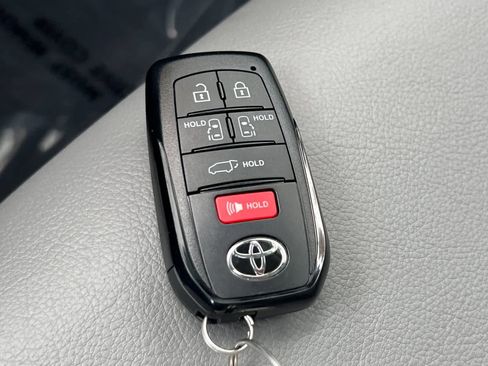 Used 2026 Toyota Sienna XLE image 29