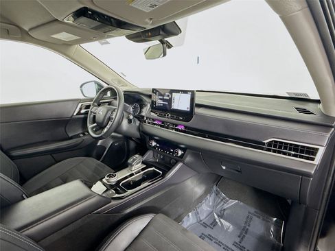 Used 2025 Mitsubishi Outlander SE image 27