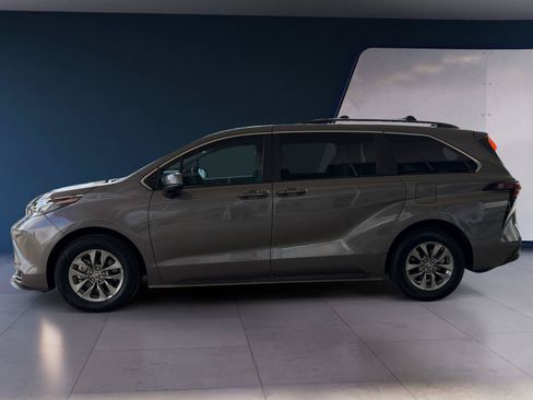 Used 2024 Toyota Sienna LE FWD image 2