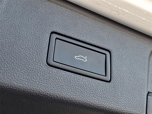 Used 2025 Volkswagen Atlas SE image 33