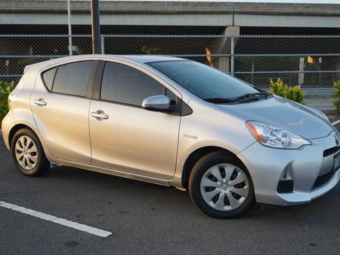 Used 2014 Toyota Prius C One FWD image 5