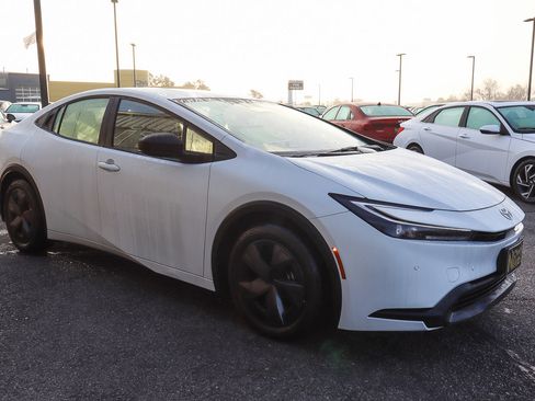 Used 2024 Toyota Prius LE image 3