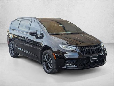 New 2026 Chrysler Pacifica Limited w/ S Appearance Package AWD/4WD image 7