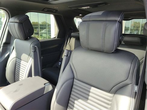 New 2025 Land Rover Discovery Metropolitan Edition image 25