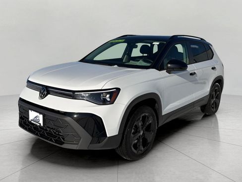 Used 2025 Volkswagen Taos SE AWD/4WD image 3