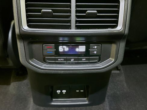 Used 2025 Volkswagen Atlas SE image 25