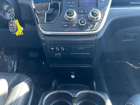 Used 2015 Toyota Sienna SE image 12