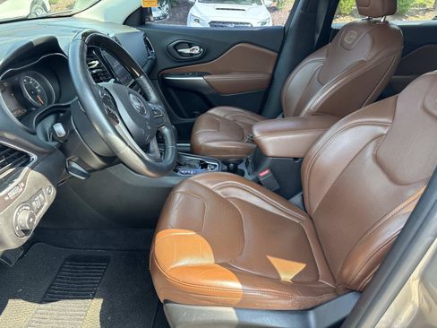 Used 2019 Jeep Cherokee Overland FWD image 12