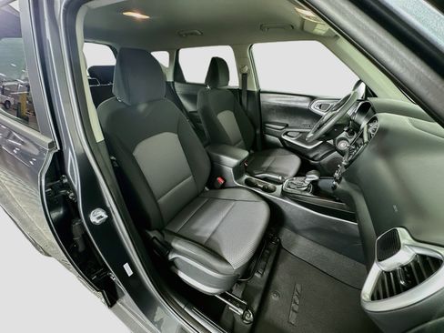 Used 2025 Kia Soul LX w/ LX Technology Package FWD image 30