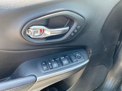 Used 2019 Jeep Cherokee Limited AWD/4WD image 11