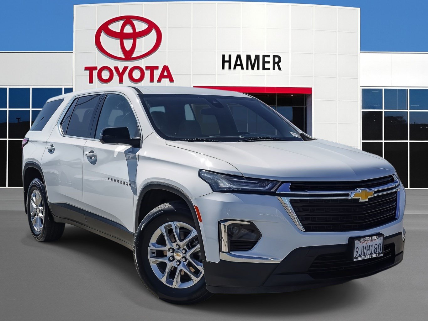 Used 2023 Chevrolet Traverse LS FWD image 1