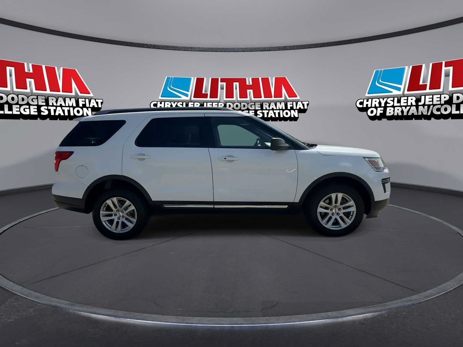 Used 2018 Ford Explorer XLT AWD/4WD image 9