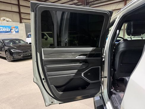 Used 2022 Jeep Wagoneer Series III RWD image 15