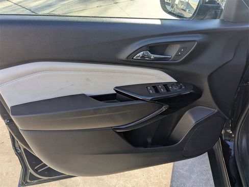 Used 2025 Chevrolet Trax LT w/ LT Convenience Package image 11