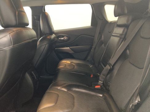 Used 2019 Jeep Cherokee Limited w/ Technology Group AWD/4WD image 18
