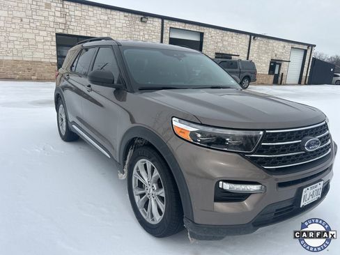 Used 2021 Ford Explorer XLT w/ Equipment Group 202A image 4