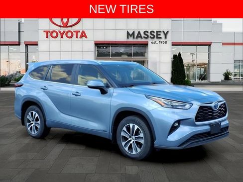 Used 2024 Toyota Highlander XLE AWD/4WD image 1