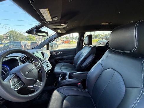 Used 2025 Chrysler Pacifica Select FWD image 12
