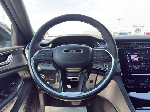 Certified 2025 Jeep Grand Cherokee L Laredo AWD/4WD image 16