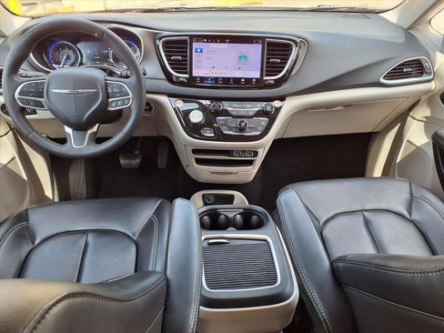 Used 2023 Chrysler Pacifica Touring-L FWD image 10