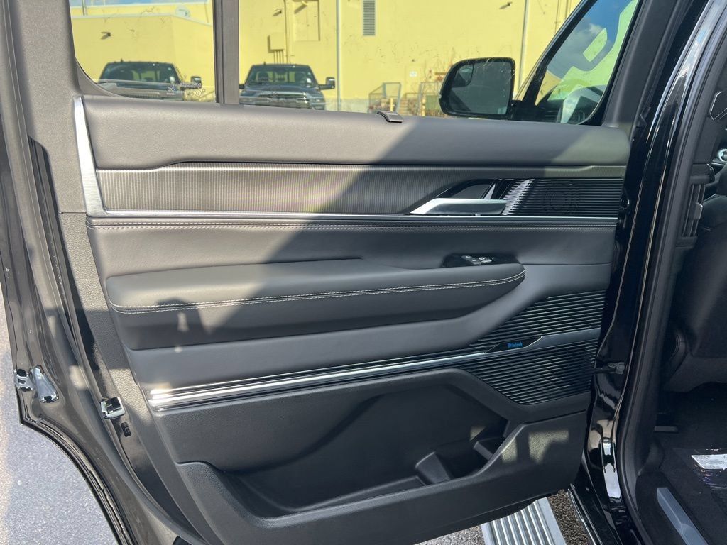 New 2026 Jeep Grand Wagoneer Summit AWD/4WD image 20