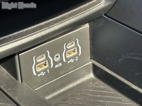 Used 2025 Chrysler Pacifica Limited image 23