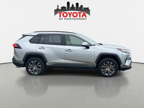 Used 2022 Toyota RAV4 XLE Premium image 2