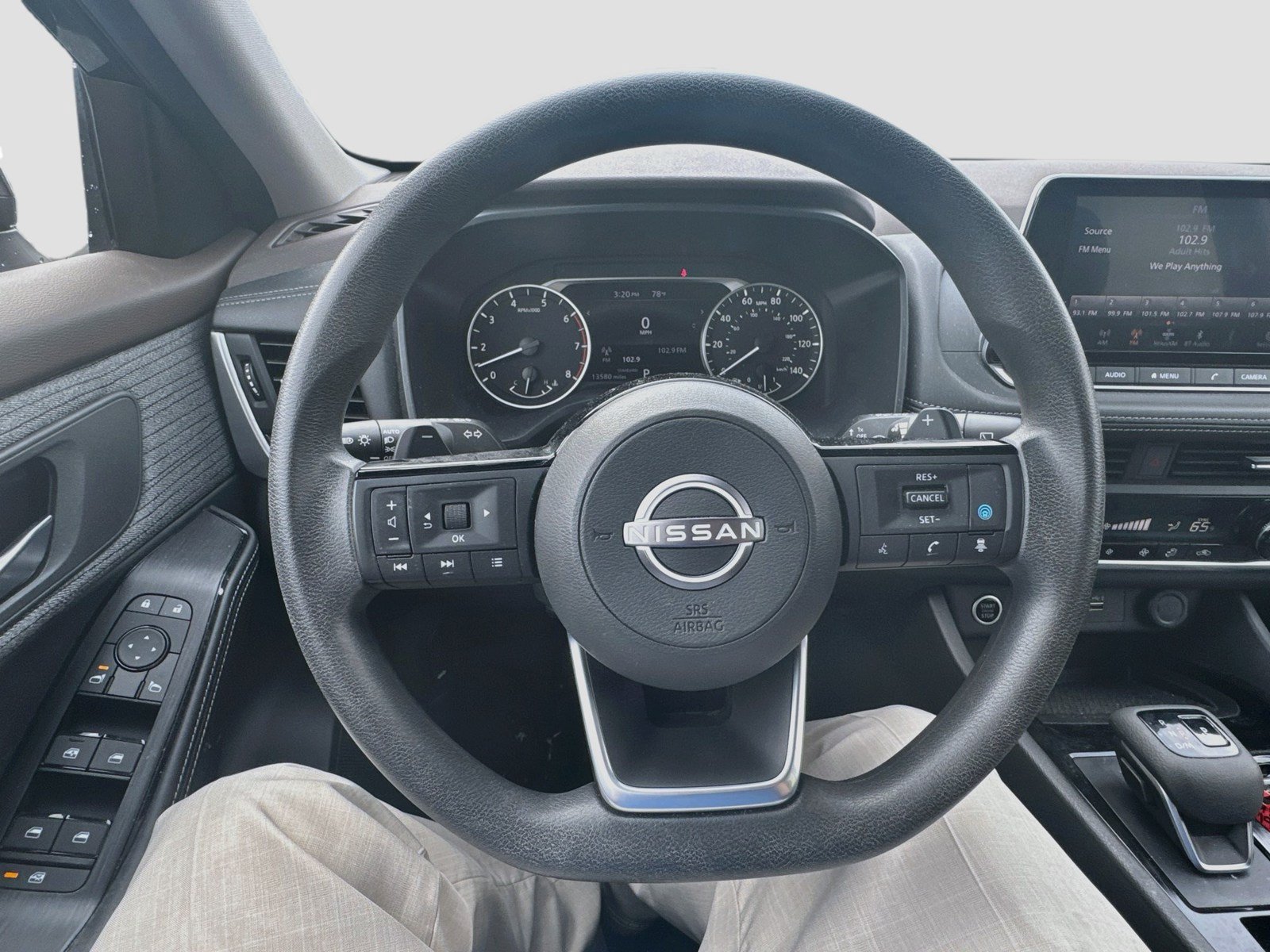 Used 2023 Nissan Rogue SV FWD image 11