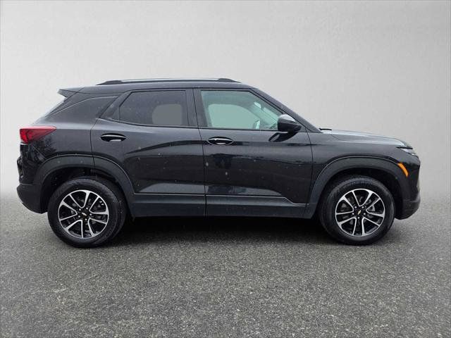 Used 2024 Chevrolet TrailBlazer LT AWD/4WD image 2