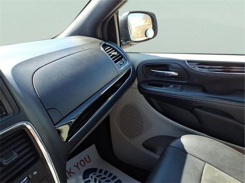 Used 2019 Dodge Grand Caravan SXT image 19